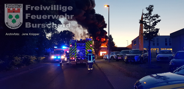 Großbrand im Juli 2019 die Rauchwolke war weit über Burscheid sichtbar Foto Jens Knipper Feuerwehr Burscheid