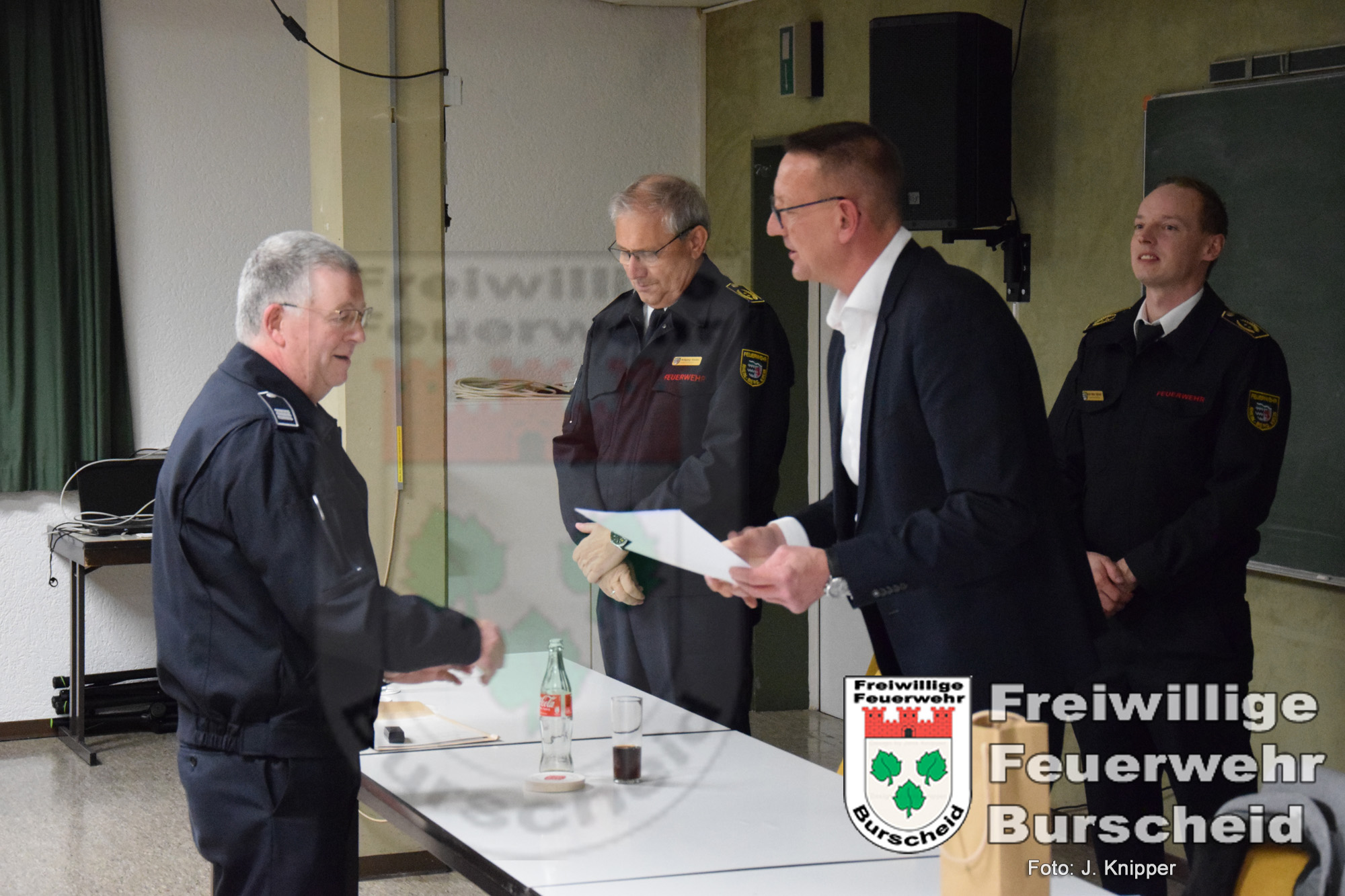 Achim Lütz erhält seine Entlassungsurkunde