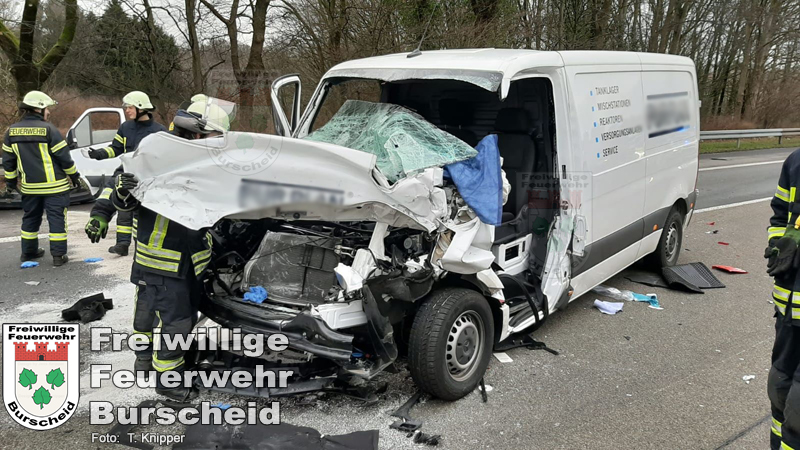 Der Fahrer wurde bei dem Unfall eingeklemmt