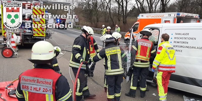 Der Fahrer wurde bei dem Unfall eingeklemmt