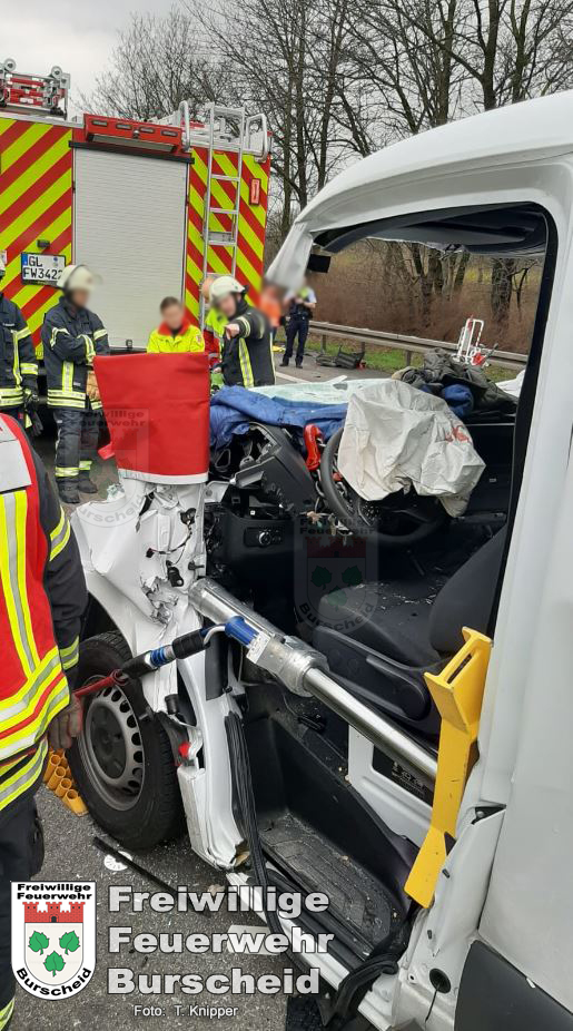 Der Fahrer wurde bei dem Unfall eingeklemmt